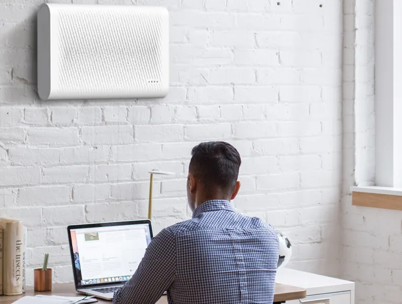 Poate fi montat pe perete