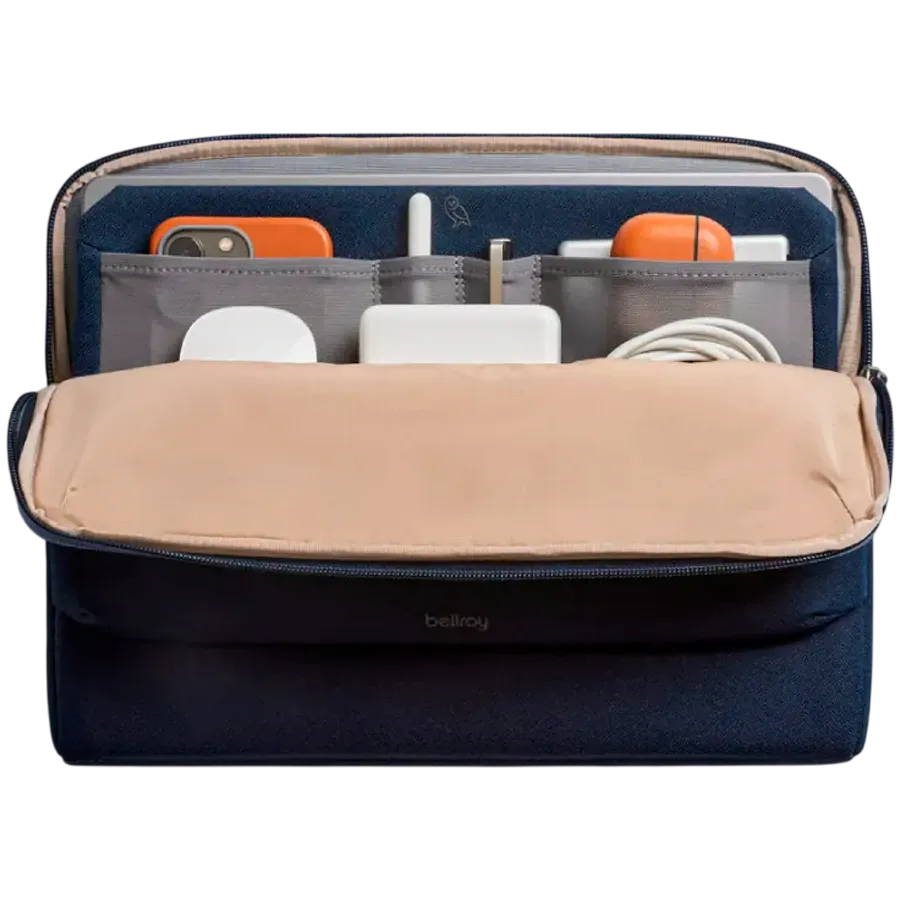 photo 3 - Чехол BELLROY Caddy для MacBook Pro 16", Тёмно-синий